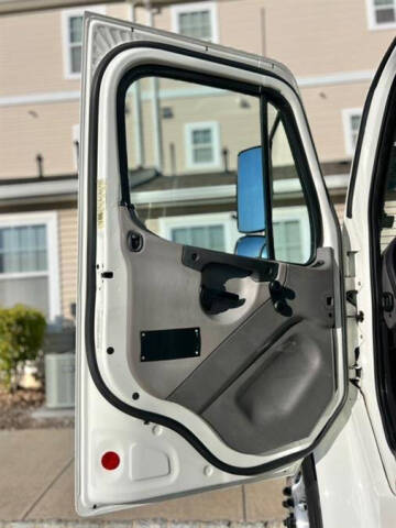 2018 Freightliner M2 106