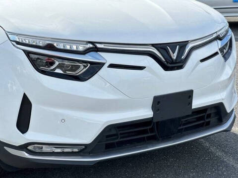 2025 VinFast VF8 Eco