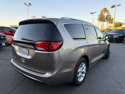 2017 Chrysler Pacifica Touring-L Plus