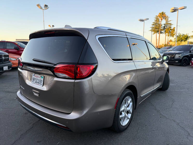 2017 Chrysler Pacifica Touring-L Plus