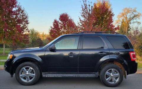2009 Ford Escape for sale at CLEAR CHOICE AUTOMOTIVE in Milwaukie OR