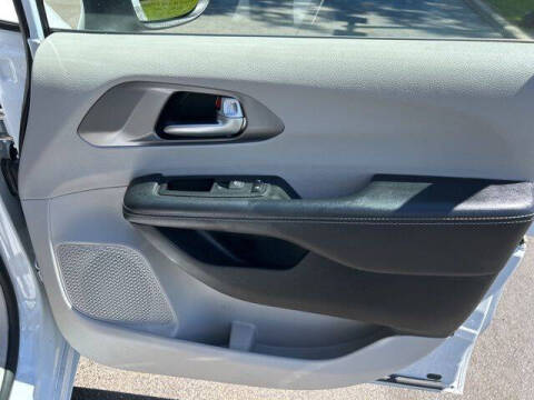 2023 Chrysler Pacifica Plug-In Hybrid Touring L