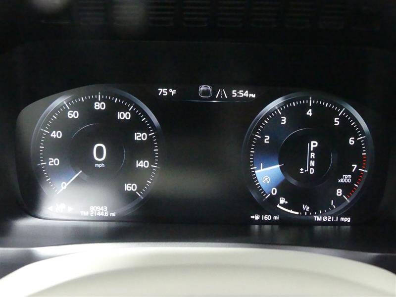2017 Volvo XC90 T6 Momentum