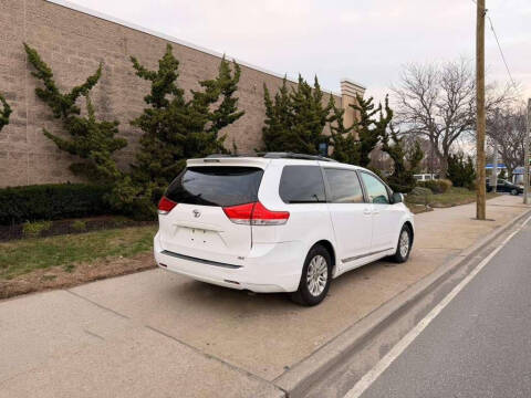 2013 Toyota Sienna XLE 8-Passenger