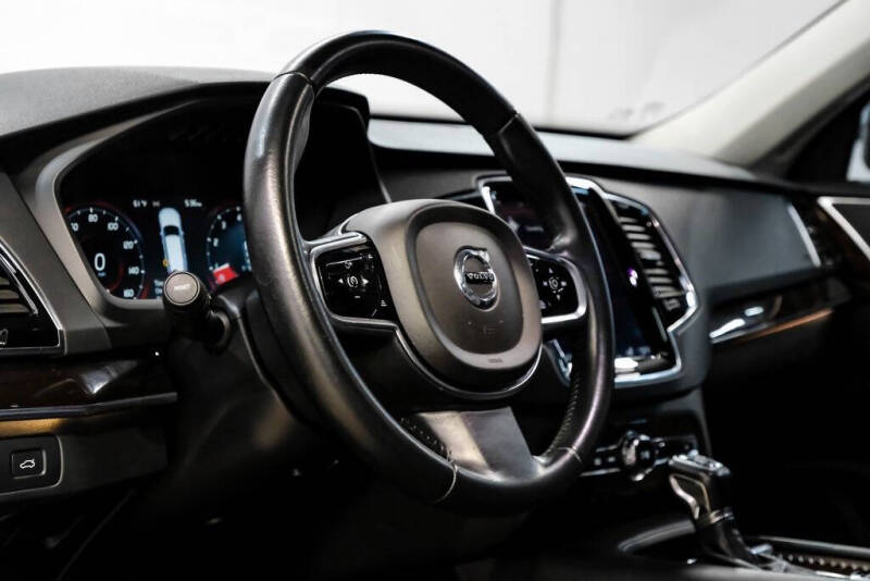 2017 Volvo XC90 T6 Momentum