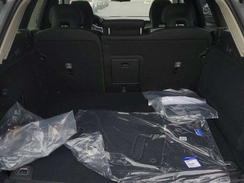 2025 Volvo XC60 T8 Core Dark Theme