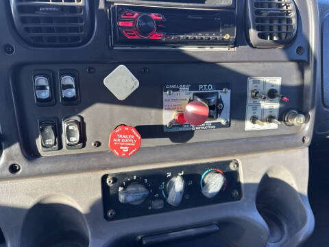 2005 Freightliner M2 106