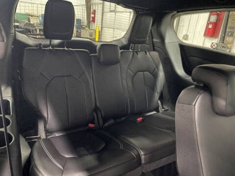 2027 Chrysler Pacifica Select