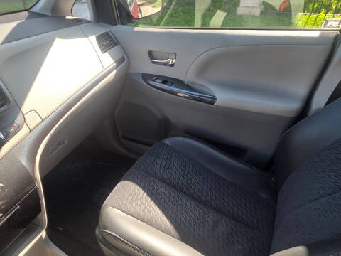 2013 Toyota Sienna SE 8-Passenger