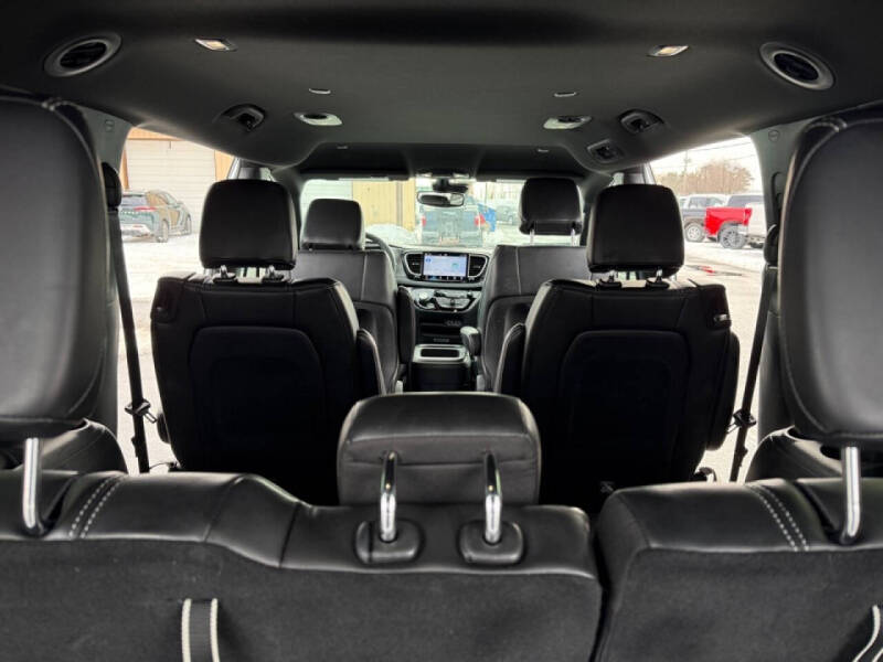 2025 Chrysler Pacifica Select
