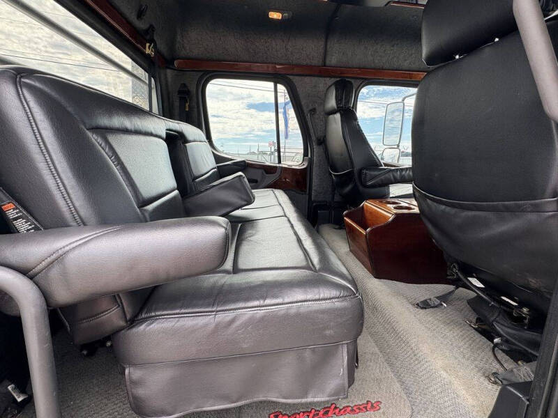 2005 Freightliner M2 106