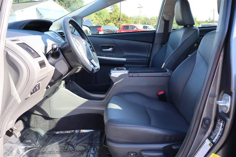 2014 Toyota Prius v Five