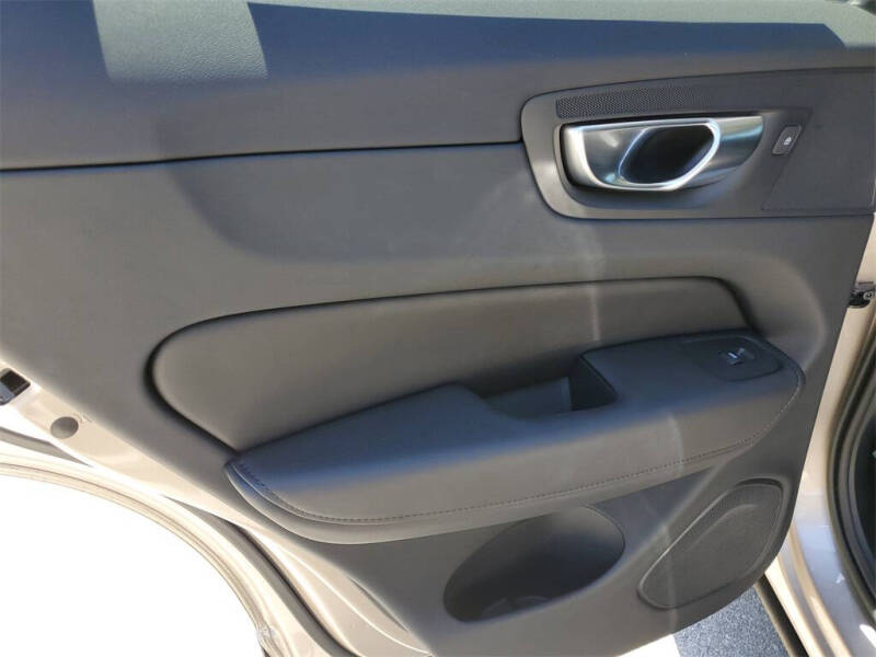 2023 Volvo XC60 B5 Plus Dark Theme