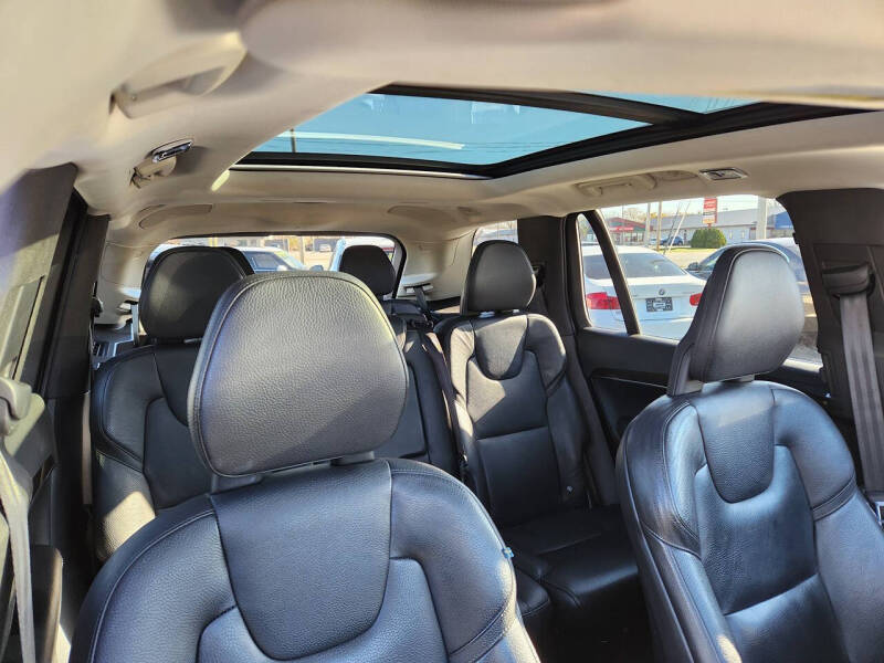 2017 Volvo XC90 T6 Momentum