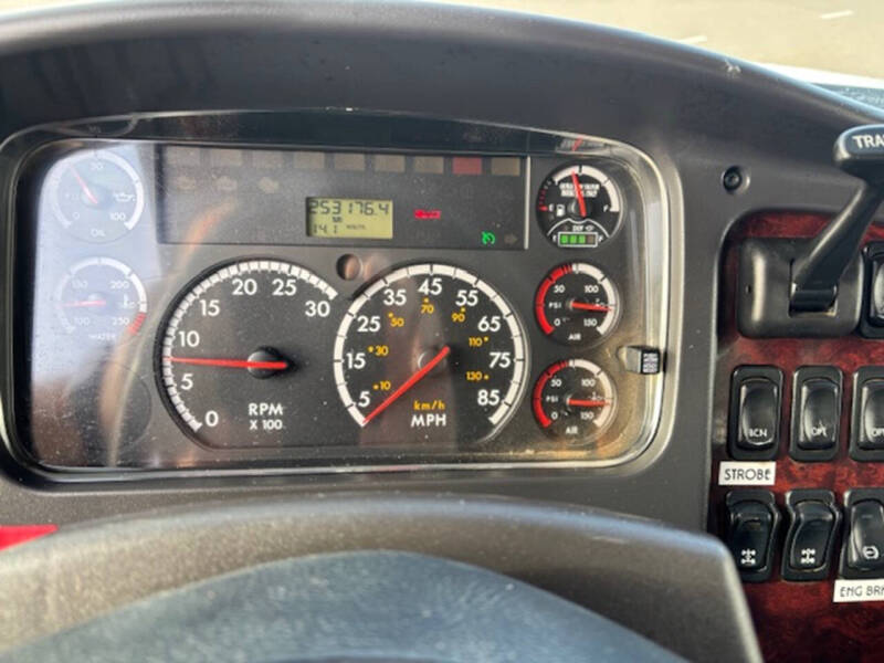 2013 Freightliner 108 SD