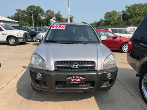 2005 Hyundai Tucson for sale at TOWN & COUNTRY MOTORS in Des Moines IA