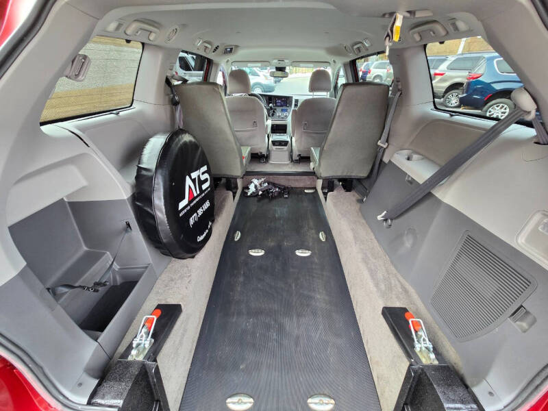2019 Toyota Sienna LE Mobility 7-Passenger