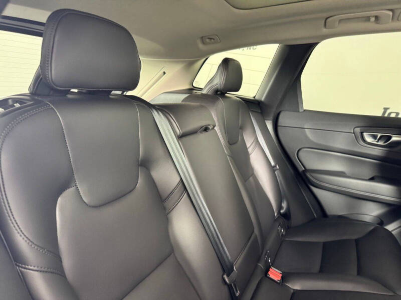 2024 Volvo XC60 B5 Core Dark Theme