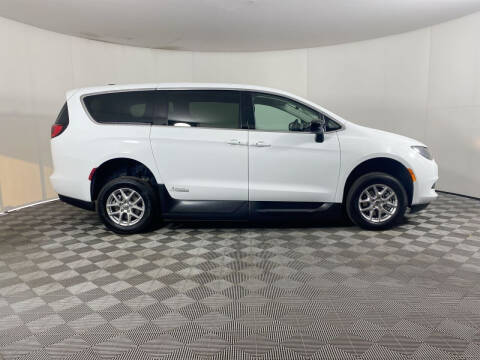 2024 Chrysler Voyager LX