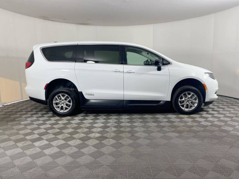 2024 Chrysler Voyager LX