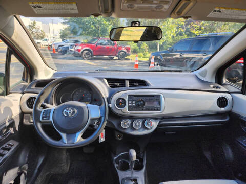 2012 Toyota Yaris 5-Door LE