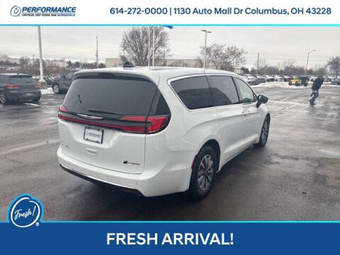 2025 Chrysler Pacifica Plug-In Hybrid Select