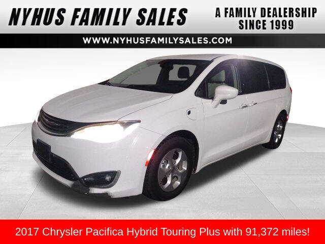 2017 Chrysler Pacifica Hybrid Touring Plus's photo