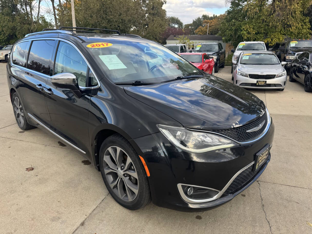 2017 Chrysler Pacifica Limited's photo