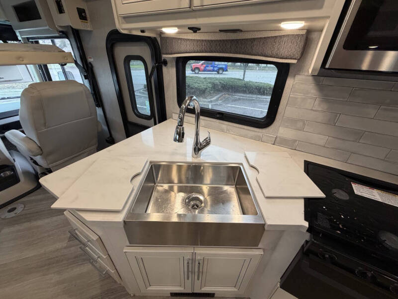 2022 Holiday Rambler Invicta