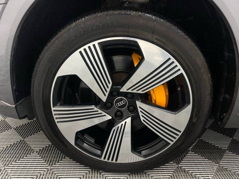 2022 Audi e-tron quattro Premium Plus