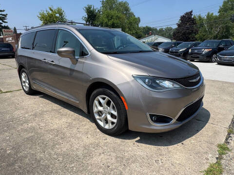 2017 Chrysler Pacifica Touring-L