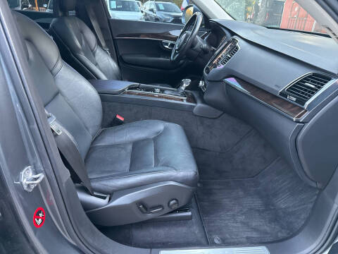 2017 Volvo XC90 T5 Momentum