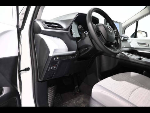 2025 Toyota Sienna LE 8-Passenger