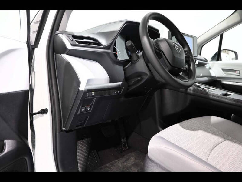 2025 Toyota Sienna LE 8-Passenger