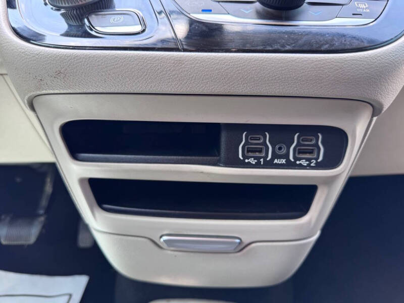 2022 Chrysler Voyager LX