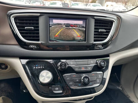 2022 Chrysler Voyager LX