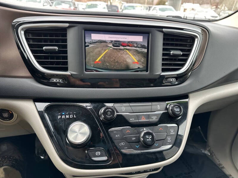 2022 Chrysler Voyager LX