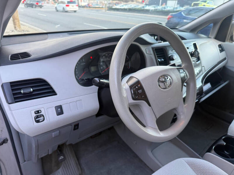 2014 Toyota Sienna LE 8-Passenger