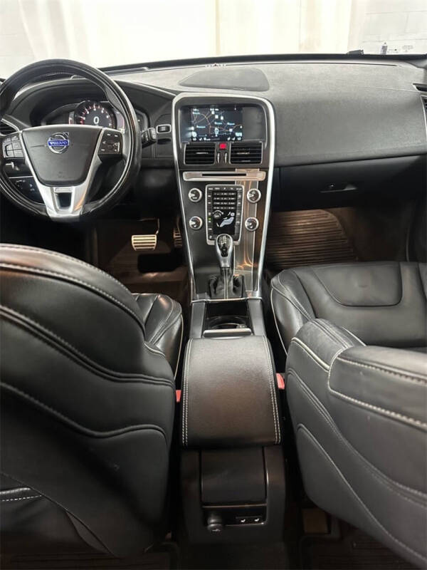 2017 Volvo XC60 T6 R-Design