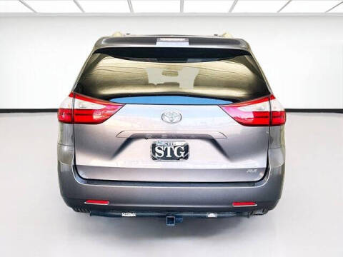 2017 Toyota Sienna XLE 7-Passenger Auto Access Seat