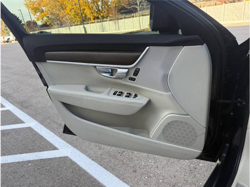 2020 Volvo V90 Cross Country T6