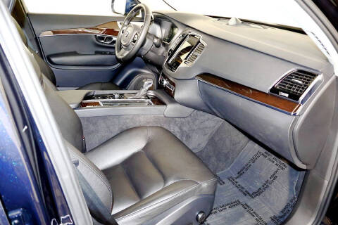 2017 Volvo XC90 T6 Momentum