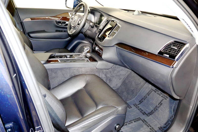 2017 Volvo XC90 T6 Momentum