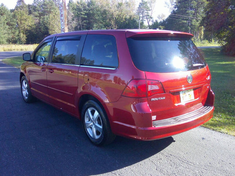 2010 Volkswagen Routan SE photo 8