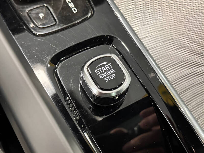 2022 Volvo XC60 B6 R-Design