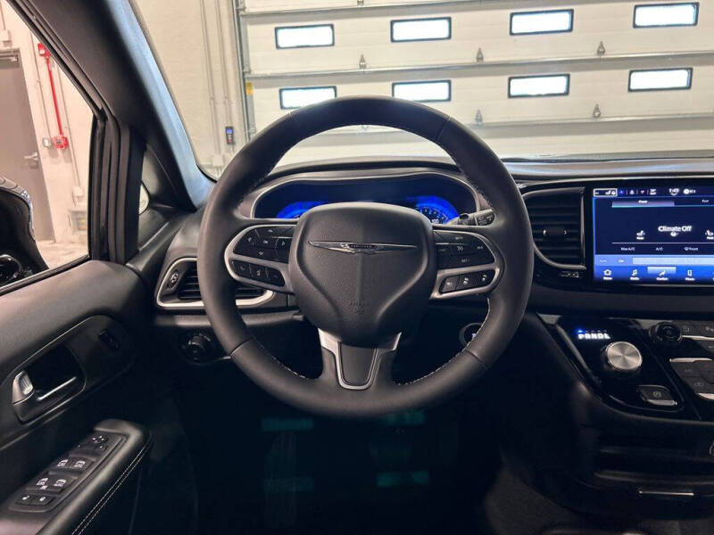 2025 Chrysler Pacifica Select