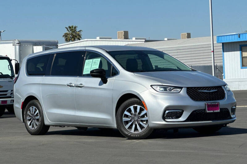 2024 Chrysler Pacifica Plug-In Hybrid Select