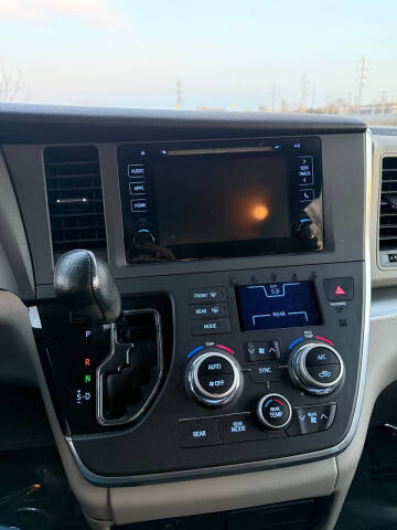 2015 Toyota Sienna LE 8-Passenger