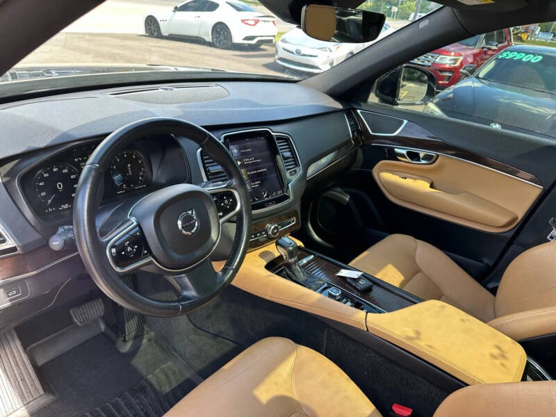 2016 Volvo XC90 T6 Momentum