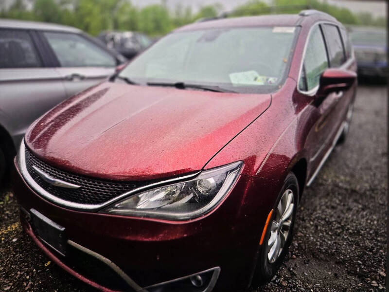 2018 Chrysler Pacifica Touring L's photo